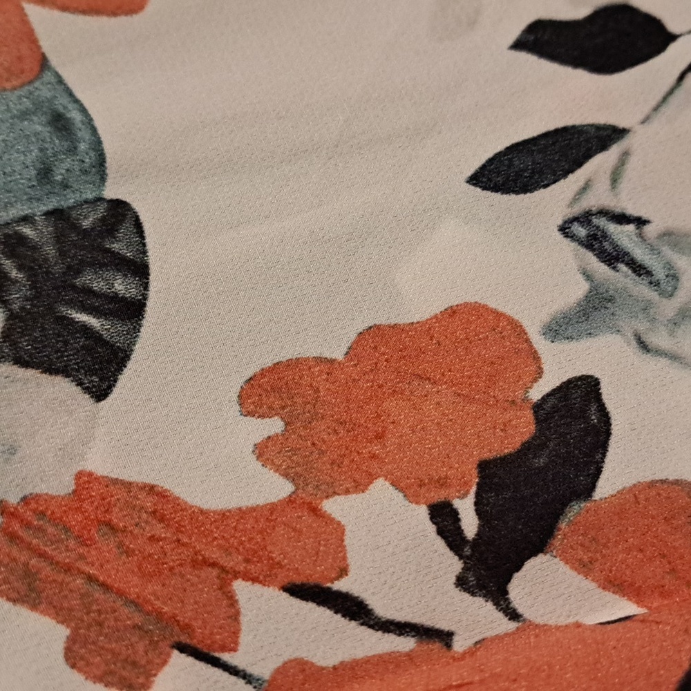 ♥️New White floral drape vneck top - Picture 8 of 8